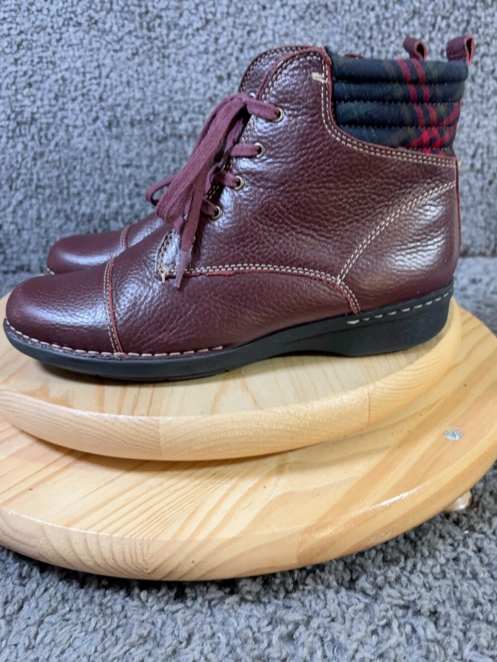 Clarks Whistle Bea Ankle Boots Womens Size 10 Leather Burgundy Flannel Collar